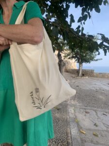 the shorkk tote as a shoulder bag outside by the sea